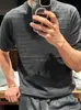 Camiseta de Verano Fina para Hombre de Manga Corta, Color Gris Claro, Estilo Old Money, Tejido Calado, con Acabado de Alta Gama para el Trabajo y el Uso Casual
