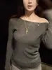 Camiseta Base de Punto Gris Estilo Coreano de un Hombro con Adorno de Pedrería para Mujer, Suéter Único y Hermoso para Otoño e Invierno, Ropa Interior que Revela las Clavículas
