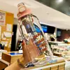 Vaso de vidrio de gran capacidad, resistente al calor y a las caídas, con un infusor incorporado para separar las hojas de té del agua, y una pajilla para beber fácilmente sobre la marcha