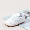 Novos sapatinhos de bebê com sola de borracha e estampa floral, sapatos pré-caminhada confortáveis e estilosos para meninos e meninas