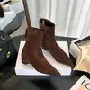 Botines cortos de cuero estilo coreano con punta fina francesa para mujer, botas ajustadas de gamuza marrón para el invierno 2026 con tacón de cuña y costuras