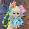 Llavero de Muñeca Pequeña de Dibujos Animados Creativa con Pañuelo en la Cabeza Colgante Lindo para Bolso Llavero de Coche Pequeño Regalo Venta al por Mayor