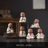 Figura de monje de arcilla púrpura estilo Zen chino, personaje de cerámica, monje pequeño lindo estilo budista, decoración de mesa de té