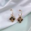 Pendientes de plata con forma de letra D, sencillos y modernos, con diseño geométrico personalizado y combinables para mujer.