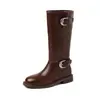 Botas de montar de cuero de plena flor con doble hebilla estilo europeo, colección otoño/invierno 2026, tacón bajo grueso, puntera redonda, cuero genuino, caña media a alta, botas largas para mujer