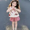 Conjunto de Dos Piezas para Niñas: Chaleco con Bordado de Hongo y Shorts de Cuadros con Estampado de Capullos de Flor Verano Elegante Estilo Coreano Dulce