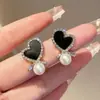 Pendientes de Perla en Forma de Corazón para Mujer, Nuevo Estilo 2025, Pendientes de Diseño de Nicho de Lujo Ligero, Sensación de Alta Gama, Pendientes con Aguja de Plata S925 para Mujer