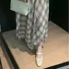 Sandálias Femininas de Verão 2025 Moda Tendência Simples Vazadas Tamanho Grande Slip-On com Aumento Interno de Altura e Design Trançado Fechado na Ponta