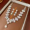 Collar con colgante de girasol con incrustaciones de diamantes, pendiente, todo a juego, cadena para la clavícula de moda de alta gama, lujo ligero, traje vintage de alta gama