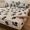 Set de cuatro piezas de lujoso estampado de leopardo en terciopelo de leche, engrosado y cálido, ropa de cama de invierno, sábana bajera, colcha de terciopelo de conejo