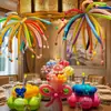 Decoración de cumpleaños temática de dopamina con globos y fuegos artificiales, habitación de hotel, escena de decoración de ambiente para fiesta de cumpleaños de bebés y niños