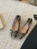 Elegantes zapatos de tacón medio poco profundos 2026 otoño gamuza patchwork lazo tacón grueso punta cuadrada Mary Jane