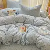 Conjunto de cuatro piezas de patchwork de terciopelo de leche e imitación de piel de conejo bordado, funda de edredón de invierno gruesa y cálida, juego de sábanas para dormitorio de estudiante (tres piezas)
