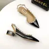 Sandálias Pointed-Toe com Tachas Estilo Francês para Mulheres, Novo Modelo Verão 2026, Sandálias Versáteis de Salto Alto Baixo Cor Nude de Luxo Leve