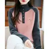 25 Suéteres de Tricô Estilosos Versáteis Femininos Outono e Inverno Gola Semia alta Costura Grossa Bordado de Pônei Color-Blocking Modelos Soltos
