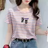 Camiseta Listrada de Manga Curta para Mães Plus Size Feminina Solta Tamanho Grande Verão Nova Moda Estilosa Estilo Coreano Top para Mulheres de Meia-Idade