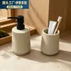 Juego de Dos Piezas para Baño de Resina con Patrón de Arenisca Estilo Nórdico para Hoteles y Casas de Huéspedes, Incluye Dispensador de Jabón de Manos y Vaso para Enjuague Bucal
