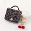 Colgante de Cuero Rayado con Decoración de Cerezas Estilo Denim Vintage, Llavero Personalizado Unisex para Bolso, Accesorio Moderno y Divertido