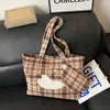 Bolsa Tote Cartoon Cachorro Coreano para Mulheres 2025 Nova Bolsa de Mão Xadrez em Camurça Grande Capacidade Estilo Preguiçoso Bolsa de Ombro