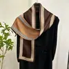 Bufanda larga de seda vintage estampada en bloques de color para mujer, en un estilo satinado de tono café, perfecta para otoño e invierno, versátil como bufanda decorativa para el cuello o chal