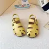 Sandálias Birkenstock Fechadas para Crianças 2026 Verão Novo Estilo Coreano Sapatos de Praia para Meninas Sapatinhos Sandálias para Meninas