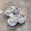 Pantuflas de suela gruesa, que aumentan la altura, antideslizantes, 2026, encantadoras, dulces y lindas, con un alto atractivo estético, con personajes de dibujos animados, y diseñadas para uso exterior en verano