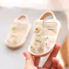 Sandálias Infantis de Verão para Bebês e Crianças Pequenas, 0-1 Ano, Sandálias Infantis Respiráveis com Solado Macio, Sapatos de Bebê Cartoon que Fazem Barulho