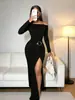 M26D742 Vestido bodycon sexy de cuello alto, manga larga, abertura alta, corte ajustado, lanzamiento temprano de otoño europeo y americano para mujer