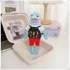 La ropa de los residentes de Bikini Bottom incluye peces geniales, peces flácidos, peces que se extienden planos, colgantes, llaveros, accesorios, monos y pantalones.