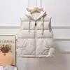 Estação Europeia 2026 Inverno Novo Colete de Penas Feminino com Capuz, Estilo Curto com Cordão, Jaqueta Leve Casual de Penas de Pato Branco