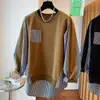 Camisa Patchwork Listrada Solta Estilo Europeu Plus Size 150kg para Mulheres, Primavera e Outono, Estilo Duas Peças, Moletom de Manga Longa que Cobre o Corpo