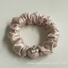 Elástico de Cabelo Plissado de Cetim Doce de Morango Estilo Coreano Sem Costura com Alta Elasticidade e Design Elegante Acessório de Cabelo