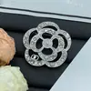 Nuevo Broche de Flor de Camelia Chanel 2025 con Diseño de Doble C Incrustado de Diamantes para Mujer, Estilo de Lujo de Alta Gama, Broche de Perlas para Socialité