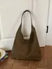 Bolsa Feminina Estilo Mori Casual Grande Capacidade Bolsa Tote de Veludo Nova 2025 Sensação Relaxada para o Dia a Dia Bolsa de Ombro de Nicho