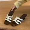 Sandalias retro cuadradas de tacón ámbar estilo coreano para uso en exteriores, nuevo modelo de verano 2026, sandalias tipo chancla elegantes de tacón grueso estilo resort