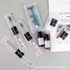 Set de suministros desechables para hotel cepillo de dientes de cerdas suaves peine bolsa de película suave artículos de tocador juego completo venta al por mayor directa de fábrica