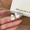 Aretes de Concha de Perla Estilo Coreano para Mujer 2026 Modelo Nuevo Lujo Ligero Gama Alta Exquisitos Simples Elegantes Versátiles Accesorios para Orejas