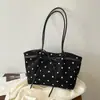 Bolsa Tote Versátil de Ombro Único e de Mão Estilo Ballet com Bolinhas de Nicho Moda Coreana Retro Suede Outono 2026