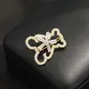 Nova Broche de Urso Vazado com Pedras de Diamante Fofo e Requintado com Design de Flor Rotativa, Alfinete de Animal, Acessório Unissex