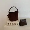 Bolso de cubo de gamuza de alta gama, de nicho, para mujer, elegante y versátil, perfecto para ir al trabajo, un bolso tote tejido de moda que se puede llevar en la mano o usar como bolso de hombro o cruzado