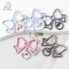 Pintura Galvanizada de Alta Calidad Colgante Degradado de Dos Tonos Corte Calado Lazo Hebilla de Resorte Accesorios de Joyería DIY Llavero Colgante para Bolsa