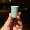Xícara de chá celadon de Dehua, design simples de lados retos, adequada para uso individual em cerimônias de chá Gongfu, xícara única de cerâmica para uso doméstico e para receber convidados, com opção de logotipo