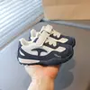 Zapatos deportivos para niños modelo otoño 2026 zapatos de correr de cuero para niños zapatos deportivos para niñas zapatos para caminar de bebé venta al por mayor