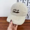 Boné de Baseball de Lã de Cordeiro Bordado com Letras para Outono e Inverno Feminino Estilo Coreano Quente Moda Versátil Redutor de Rosto Boné Bico de Pato
