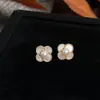Brincos de Flor em Madrepérola Autêntica Estilo Francês de Fada, Brincos de Borboleta Modernos e Elegantes com Zircônia, Pequenos Brincos de Luxo Leve Estilo Chanel