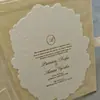 Invitación de boda de terciopelo blanco roto con insignia de estampado dorado, invitación de rosa en relieve, tarjeta de respuesta QR, invitación de boda