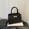 Bolsa de ombro estilosa e minimalista, perfeita para o dia a dia, uma bolsa quadrada pequena, nova coleção outono 2026, bolsa de mão casual para mulheres