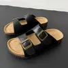 2026 Verano Nueva Moda Versátil Doble Botonadura Fondo Plano Pareja Birkenstock Zapatos de Playa Venta al por Mayor