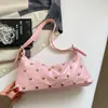 Bolsa de ombro feminina nova estilo transfronteiriço com rebites, design de nicho, grande capacidade para uso diário, para carregar na mão ou sob o braço