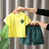 Traje de Verão para Meninos 2025 Novo Estilo de Verão Roupas Infantis Bonitas Folhas Bordadas Manga Curta Conjunto Moderno de Duas Peças para Bebê Menino